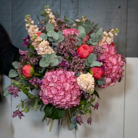 Bouquet élégance composé de plusieurs fleurs et feuillages