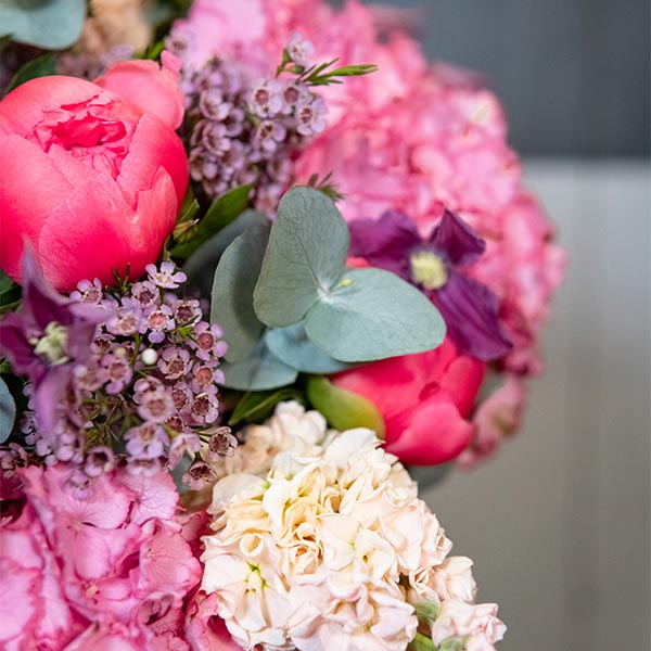 Détails bouquet élégance composé de plusieurs fleurs et feuillages