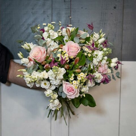 Bouquet du Pelican composé de plusieurs fleurs et feuillages