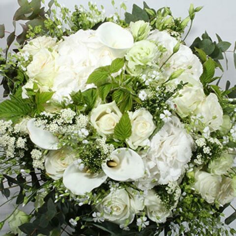 Bouquet rond composé de plusieurs fleurs et feuillages