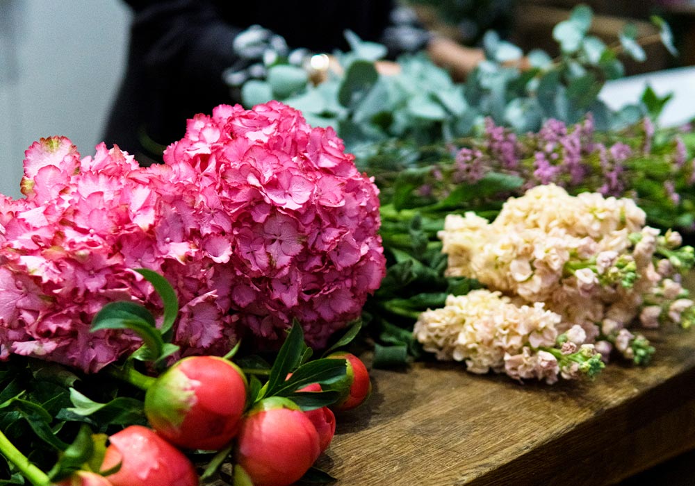 Plan de travail avec des fleurs de Pelican Paris