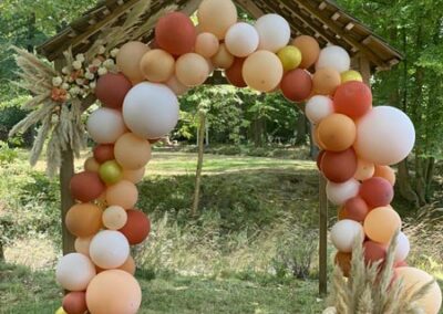 Bouquet de fleurs séchées avec ballons pour arche de mariage