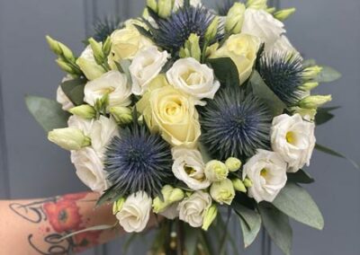 Bouquet de mariée composé de fleurs blanches