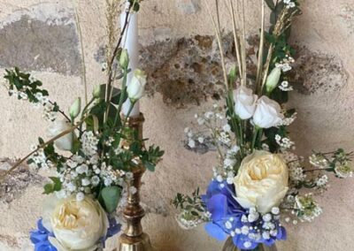 Bouquets de fleurs dans des petits pots transparents pour mariage