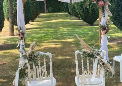 Bouquets de fleurs roses sur des chaises de mariage