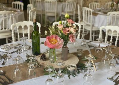 Mini bouquet rose en décoration d'une table de mariage
