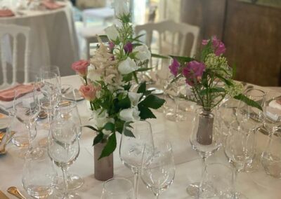 Centre de table rose et blanc pour décoration de mariage