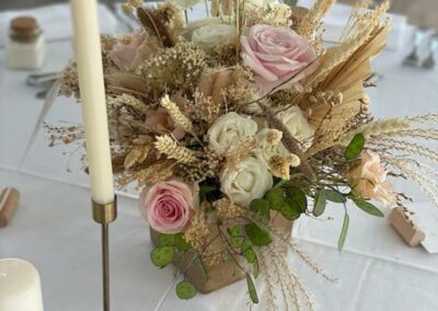 Centre de table composé de fleurs séchées pour décoration de mariage