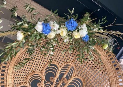 Décoration florale sur chaise en osier de la mariée