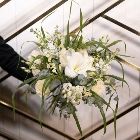Bouquet Anastasia composé de plusieurs fleurs blanches et feuillages
