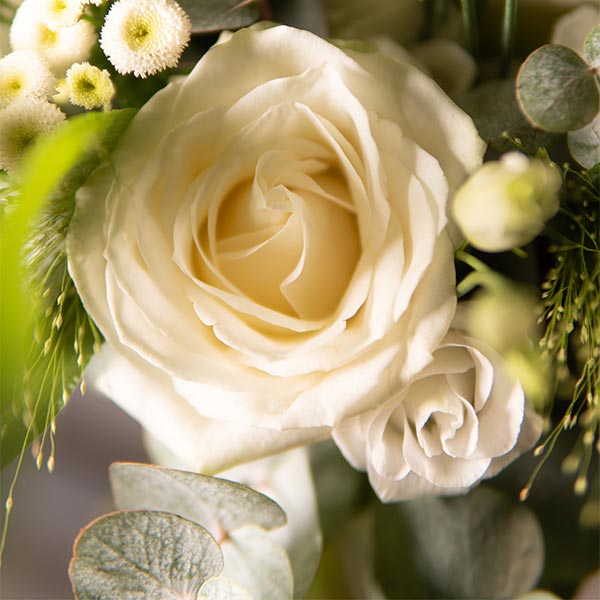 Détails bouquet Anastasia composé de plusieurs fleurs blanches et feuillages
