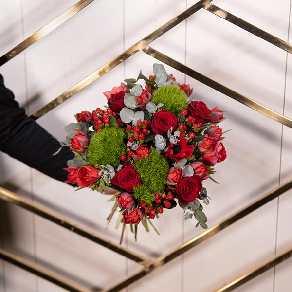 Bouquet Eternity composé de plusieurs fleurs rouges et feuillages