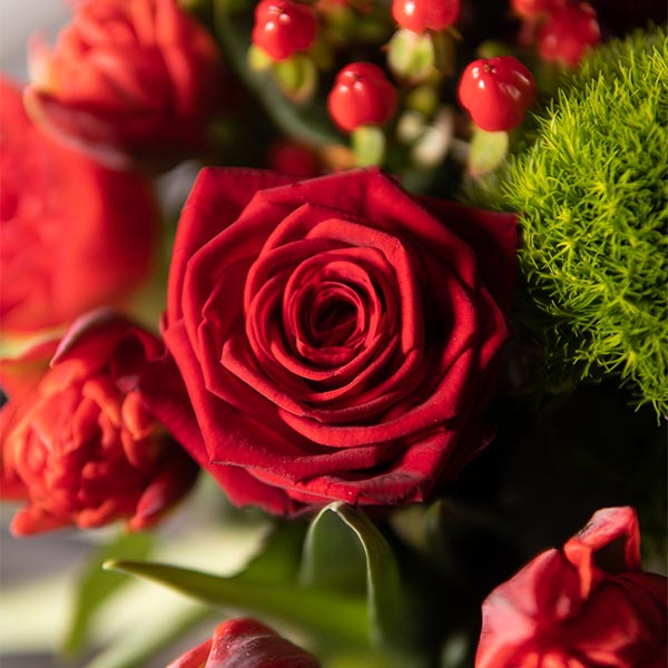 Détails bouquet Eternity composé de plusieurs fleurs rouges et feuillages