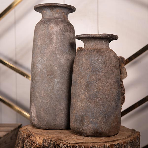Vases en grey de deux tailles différentes