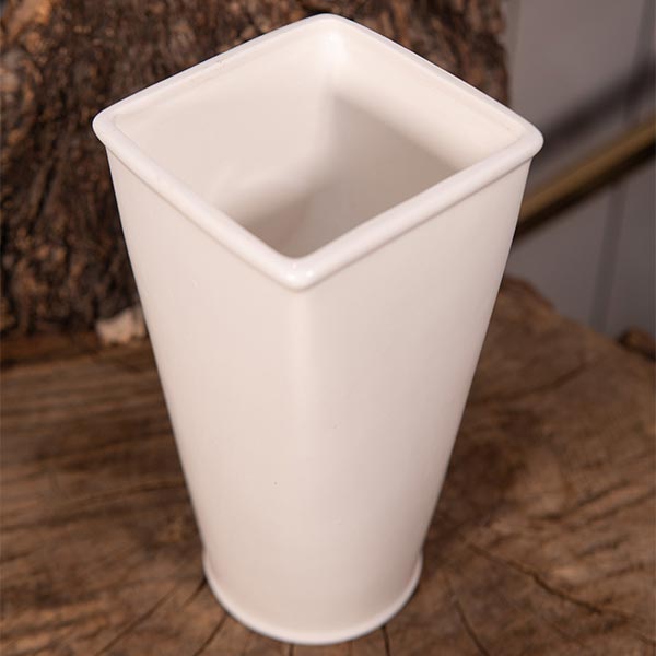Gros plan d'un vase en porcelaine blanc de la marque Sandra Rich