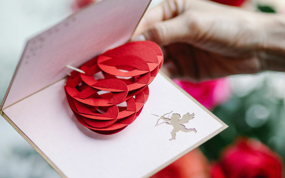 Carte de la Saint-Valentin avec cœur et bouquet de fleurs