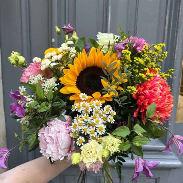 bouquet soleil d'été avec tournesol, pivoine et camomille