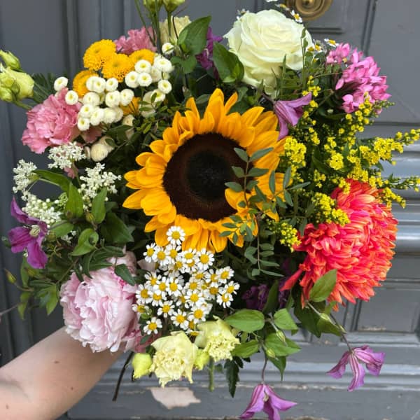 bouquet soleil d'été avec tournesol, pivoine et camomille