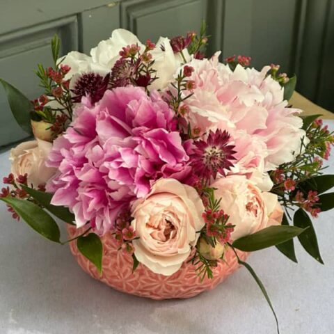 bouquet de fleur douceur de mai dans une coupe corail