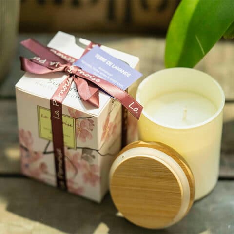 Coffret avec un noeud rose et une bougie parfumée blanche
