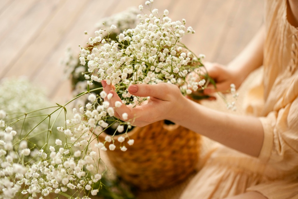 bouquet de fleurs tenue par une enfant